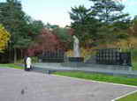 Памятник погибшим в Афганистане и Чечне. Фото А. А. Обыночного. Октябрь 2005 г.